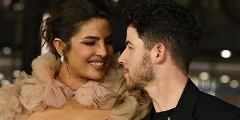 priyanka chopra desnuda|Priyanka Chopra Wears Nude Gown With Nick Jonas at Mumbai。